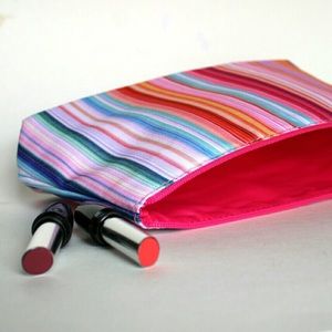 3pcs - 2 🆕Avon lipstick & 1 NWOT Clinique Bag